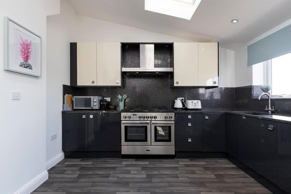 Auckland View - a comfy & spacious 4bed with views House in England