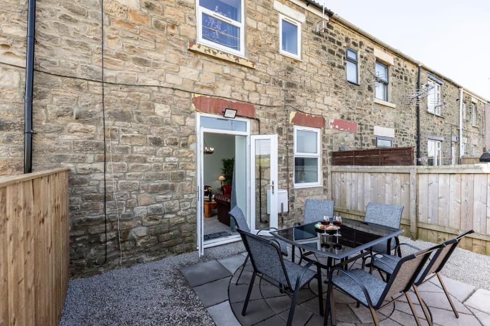 Auckland View - a comfy & spacious 4bed with views House in England