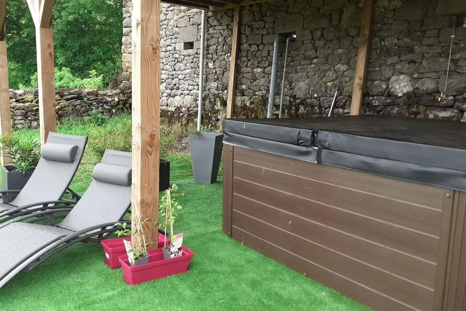 Grand gite avec spa ouvert toute l'année : La grange de Loey House in Auvergne-Rhône-Alpes