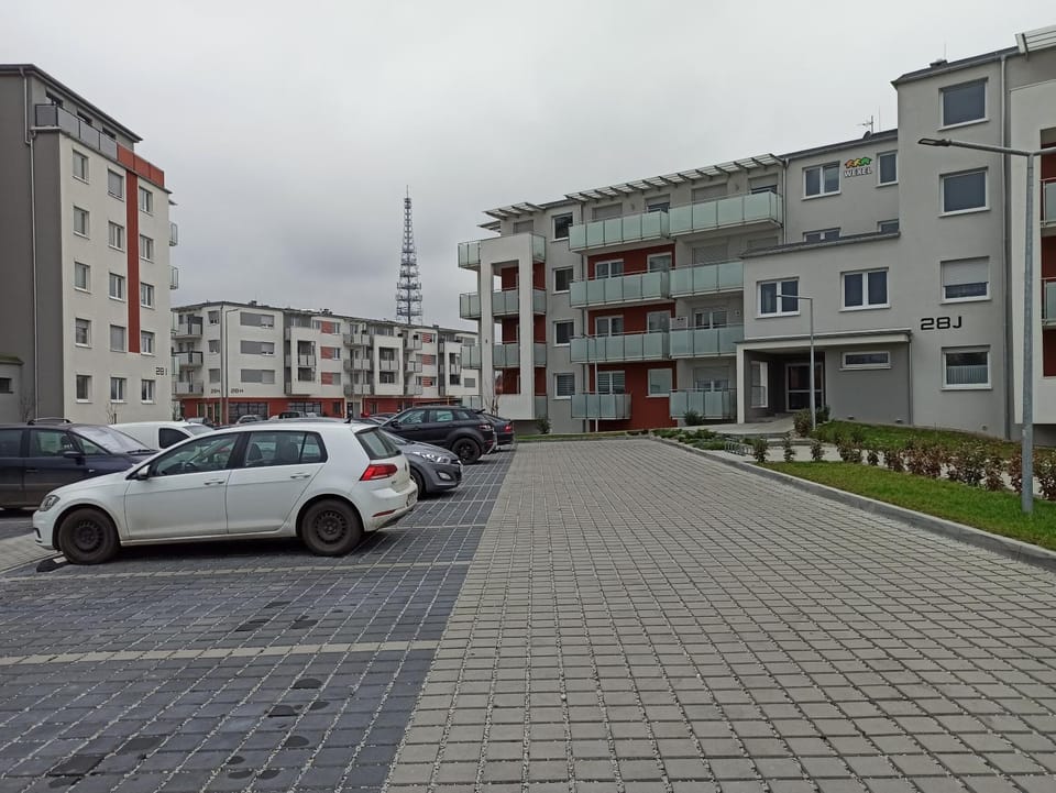Property building, Day, Neighbourhood, Parking