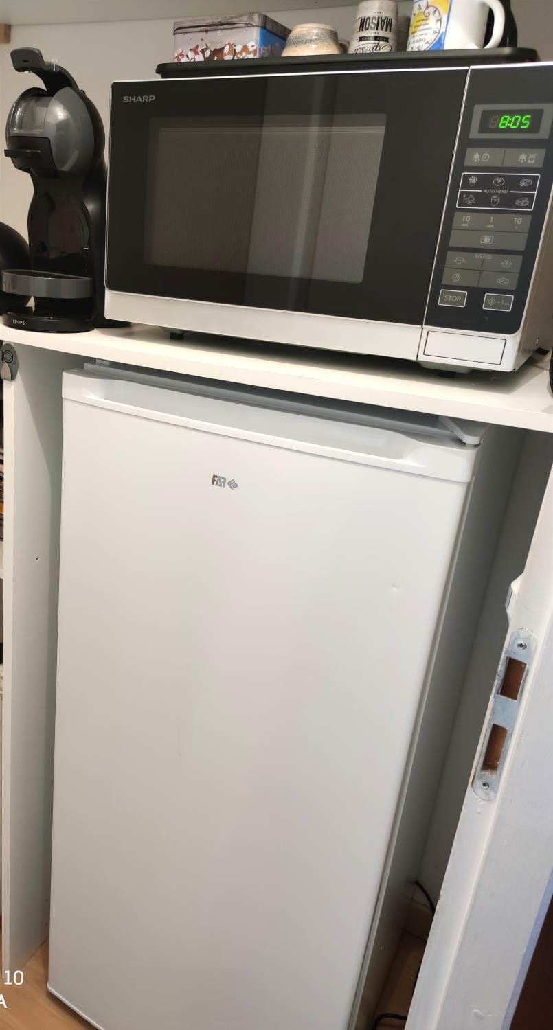 Kitchen or kitchenette, minibar