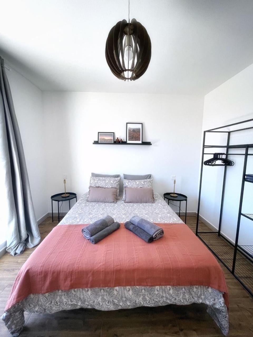 Bed, Photo of the whole room, Bedroom, towels
