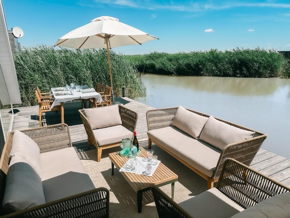 Balcony/Terrace, Seating area, Dining area, Lake view