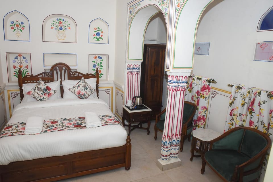 Bed, Living room, Photo of the whole room, Seating area, Bedroom