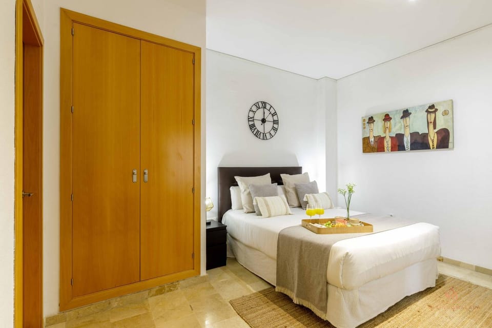 Photo of the whole room, Bedroom