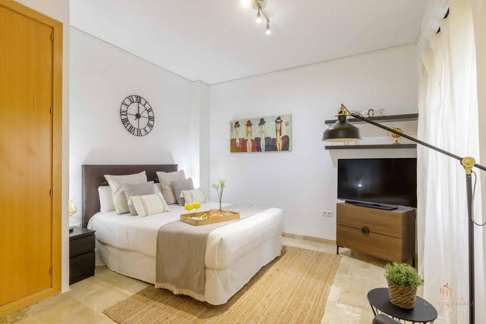 Photo of the whole room, Bedroom
