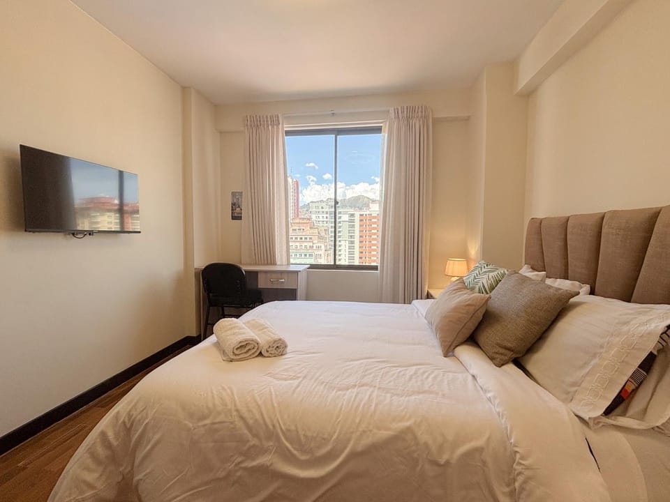 Sky Suites - Fantastic Sopocachi Retreat - City & Illimani Views - Prime Location Apartment in La Paz
