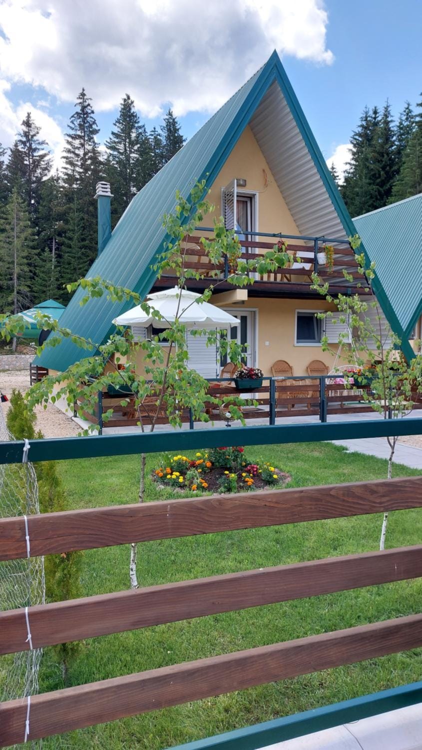 Vikendica Pine House in Montenegro