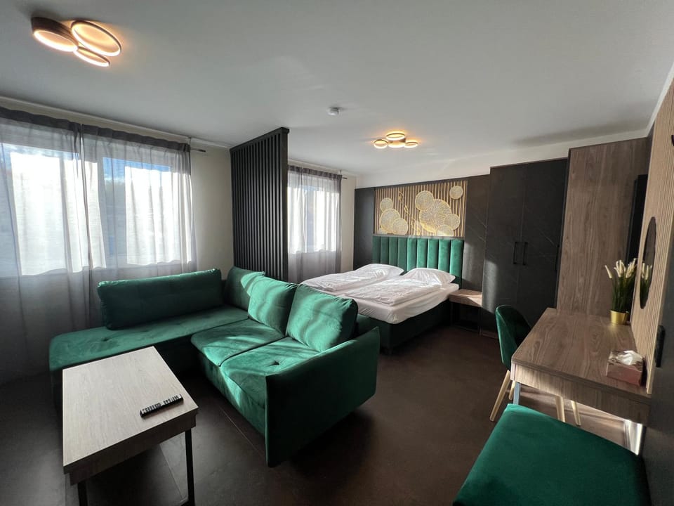 Bed, TV and multimedia, Living room, Photo of the whole room, Seating area, Bedroom