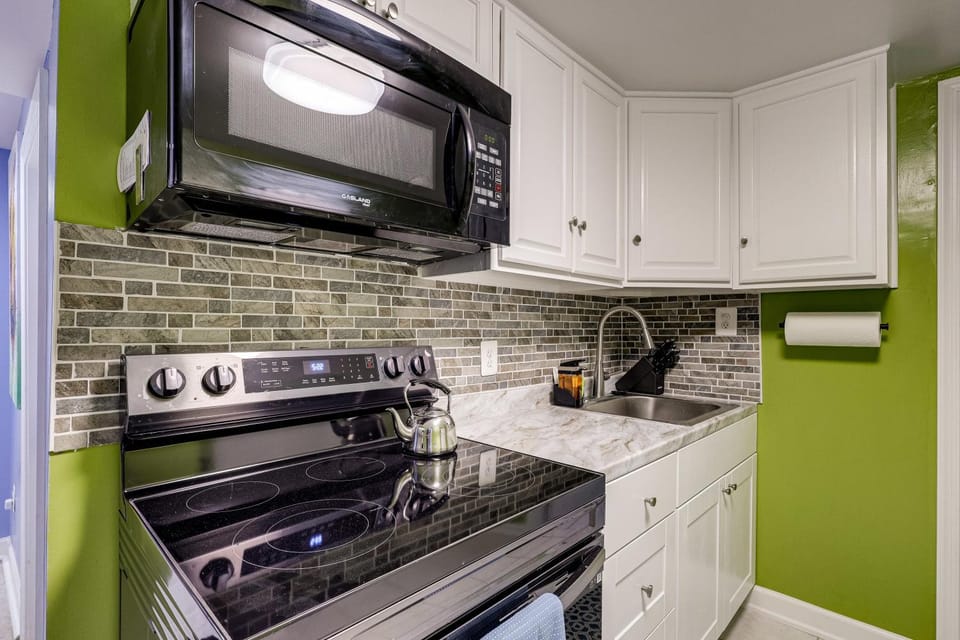 Kitchen or kitchenette, minibar, pet friendly, stove