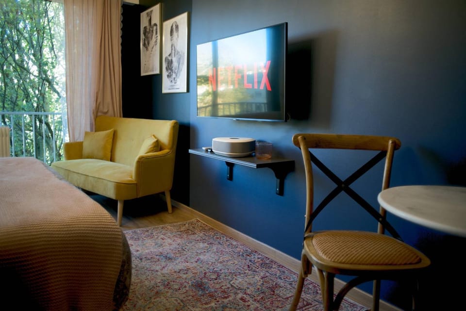 TV and multimedia, Seating area, Bedroom