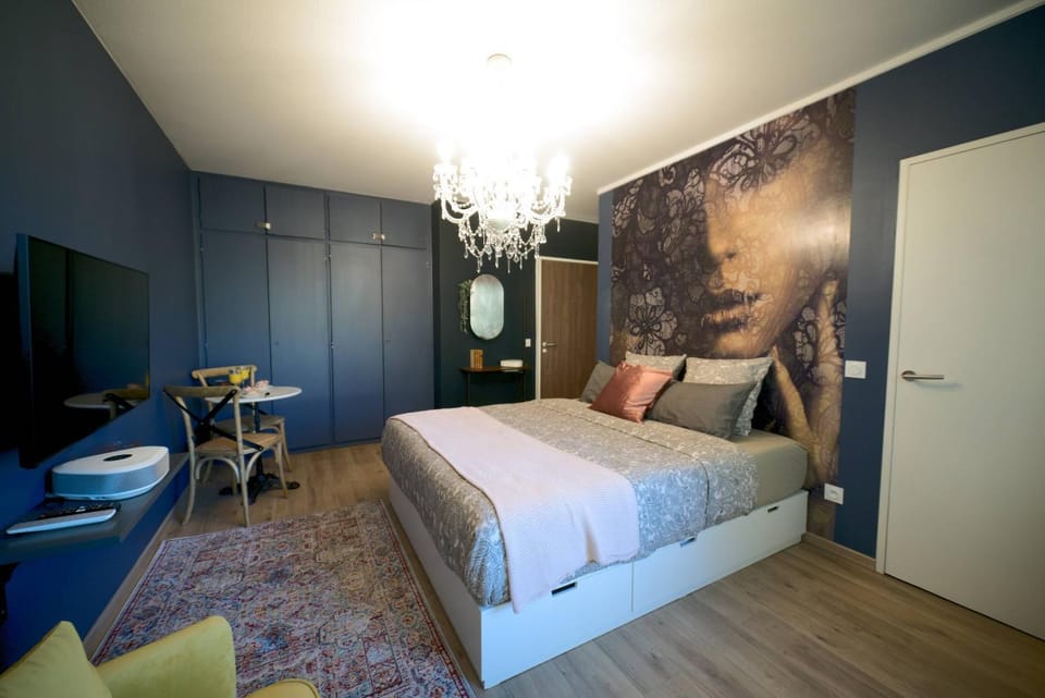 Bed, TV and multimedia, Photo of the whole room, Bedroom
