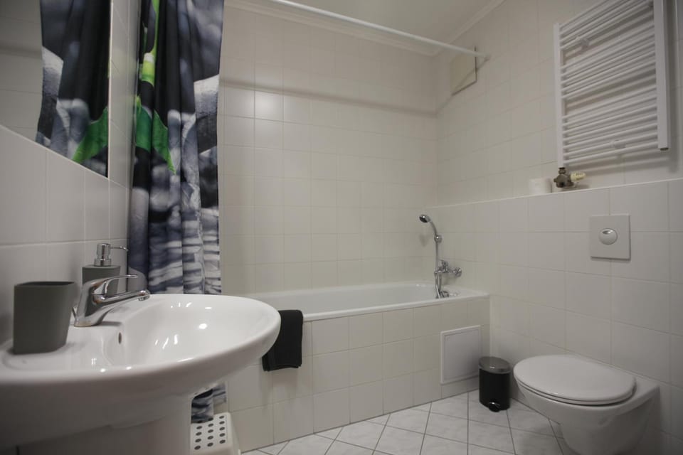 Shower, Toilet, Bathroom, Bath, towels