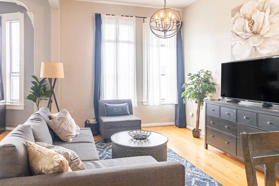 Top Floor Walk to Conv Center Free Parking Hotel in Gaslamp Quarter