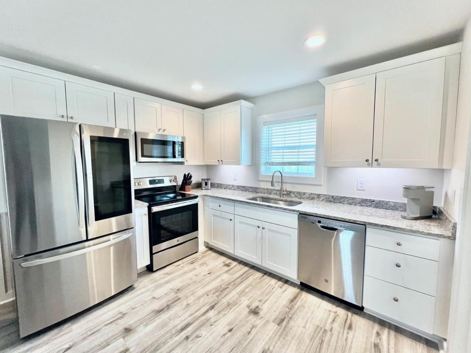 201 King Pet Friendly, 2nd Floor Barefoot Apartment in Surf City