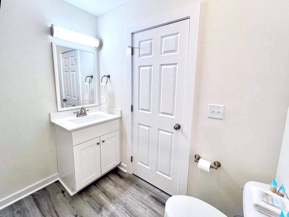 201 King Pet Friendly, 2nd Floor Barefoot Apartment in Surf City