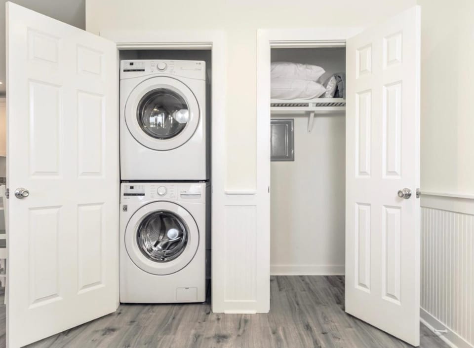 201 King Pet Friendly, 2nd Floor Barefoot Apartment in Surf City