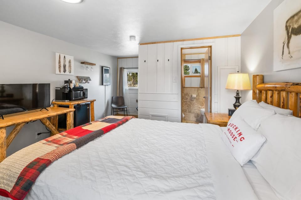 Bed, TV and multimedia, Photo of the whole room, Seating area, Bedroom, hair dresser