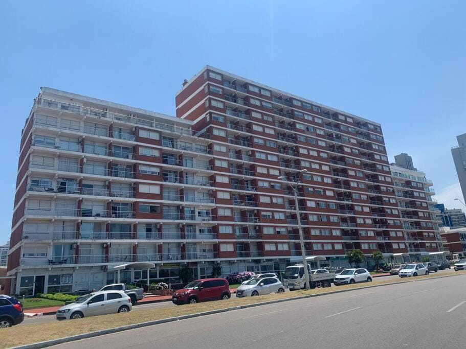 Property building, Day, Neighbourhood, Street view, Parking