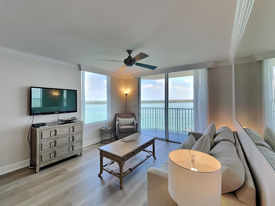 TV and multimedia, Balcony/Terrace, Living room, Seating area, Lake view, furniture