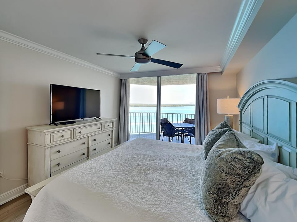 Bed, TV and multimedia, Balcony/Terrace, Living room, Seating area, Bedroom, Sea view, furniture