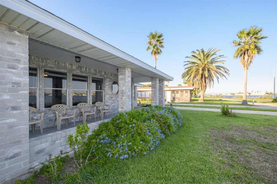 Property building, Patio, Facade/entrance, Neighbourhood, Garden, Seating area