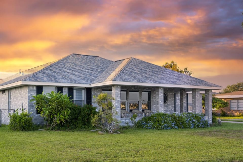 Property building, Facade/entrance, Neighbourhood, Garden, Sunset
