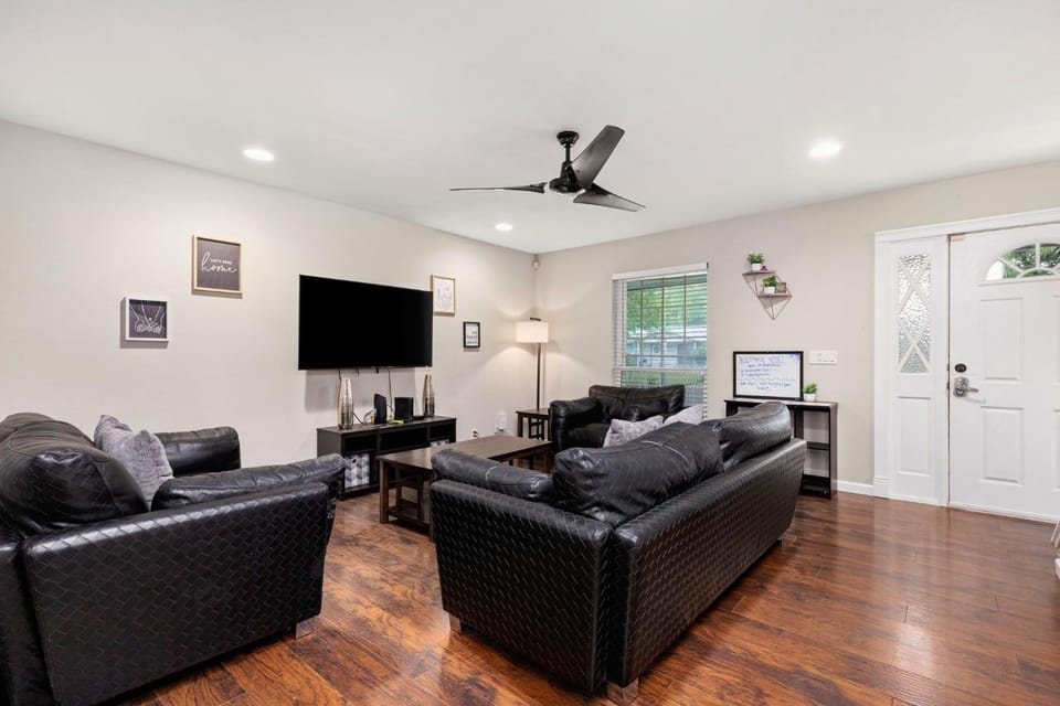 Spacious 4 bedroom with pool-Minutes to Seaworld and lackland AFB House in San Antonio