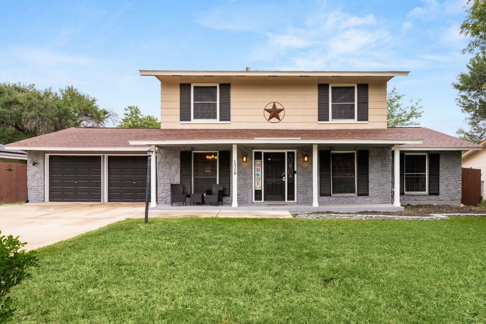 Spacious 4 bedroom with pool-Minutes to Seaworld and lackland AFB House in San Antonio