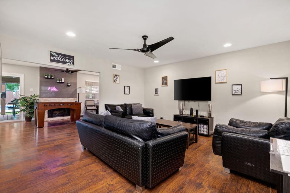 Spacious 4 bedroom with pool-Minutes to Seaworld and lackland AFB House in San Antonio