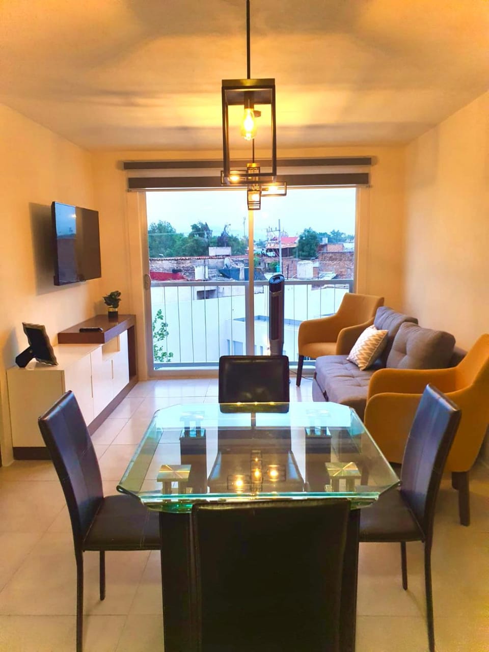 Communal lounge/ TV room, TV and multimedia, Seating area, Dining area