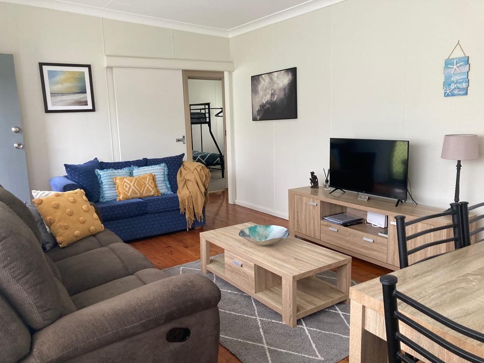TV and multimedia, Living room, Seating area, Evening entertainment