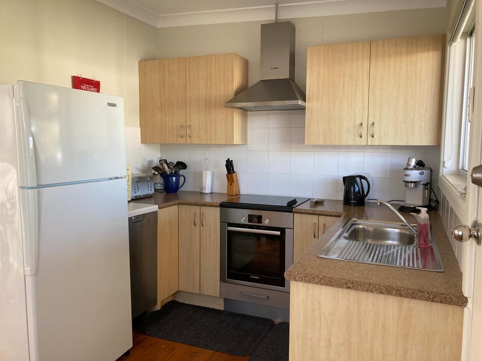 Coffee/tea facilities, Kitchen or kitchenette, dishwasher, oven, stove, toaster