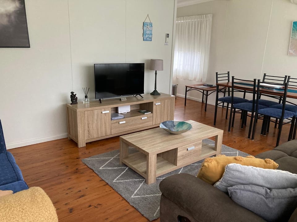 TV and multimedia, Living room, Seating area, Evening entertainment