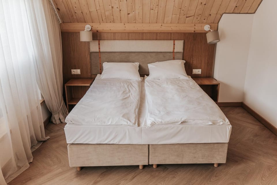 Bed, Photo of the whole room, Seating area, Bedroom, towels, towels