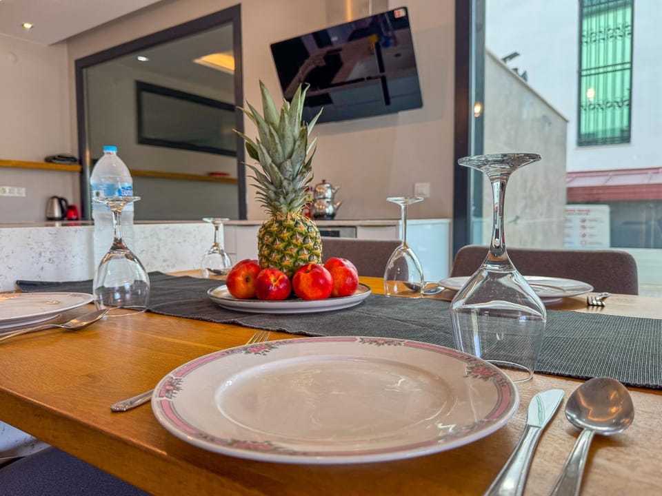 TV and multimedia, Kitchen or kitchenette, Food and drinks, Dining area, Food, minibar