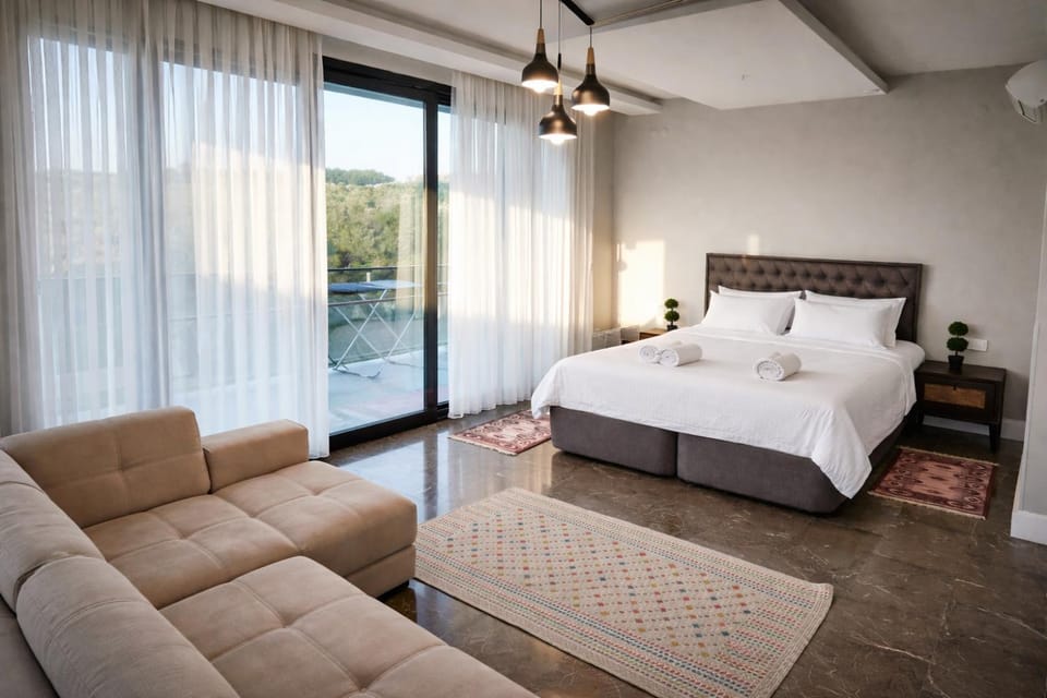 Bed, Living room, Photo of the whole room, Seating area, Bedroom
