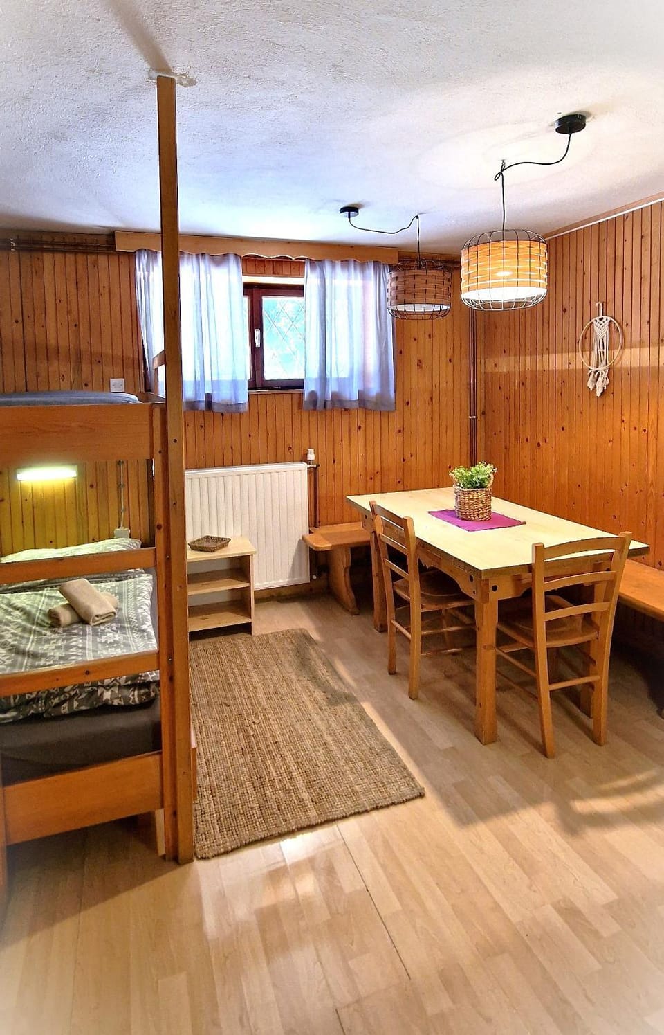 Living room, Dining area, internet
