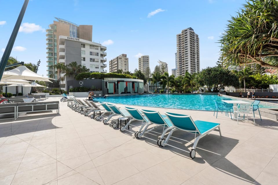 Pool view, Swimming pool, sunbed, towels