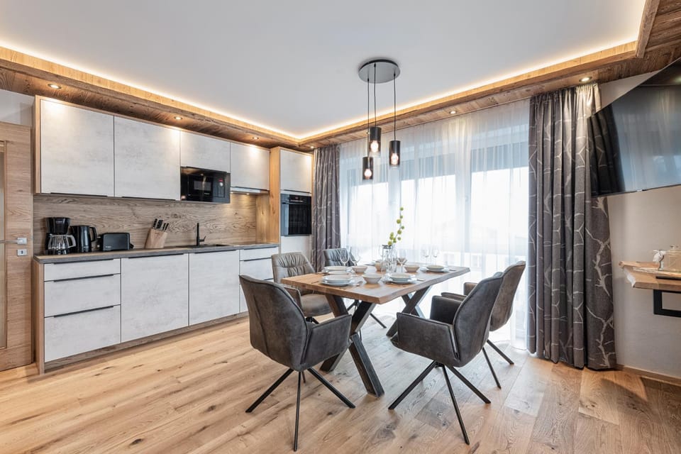 Coffee/tea facilities, Kitchen or kitchenette, Dining area, dishwasher, oven, stove, toaster