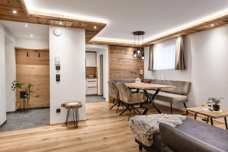 Kitchen or kitchenette, Living room, Seating area, Dining area