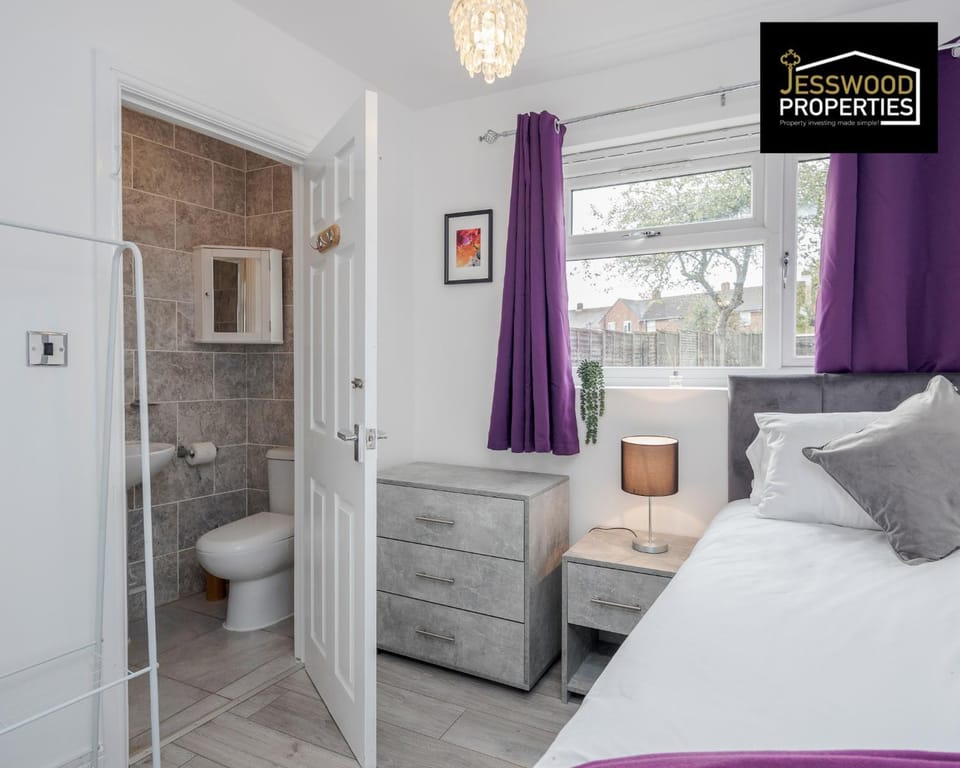 Shower, Toilet, Bed, Bathroom, Photo of the whole room, Bedroom, towels