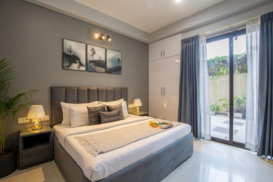 Bed, Photo of the whole room, Seating area, Bedroom