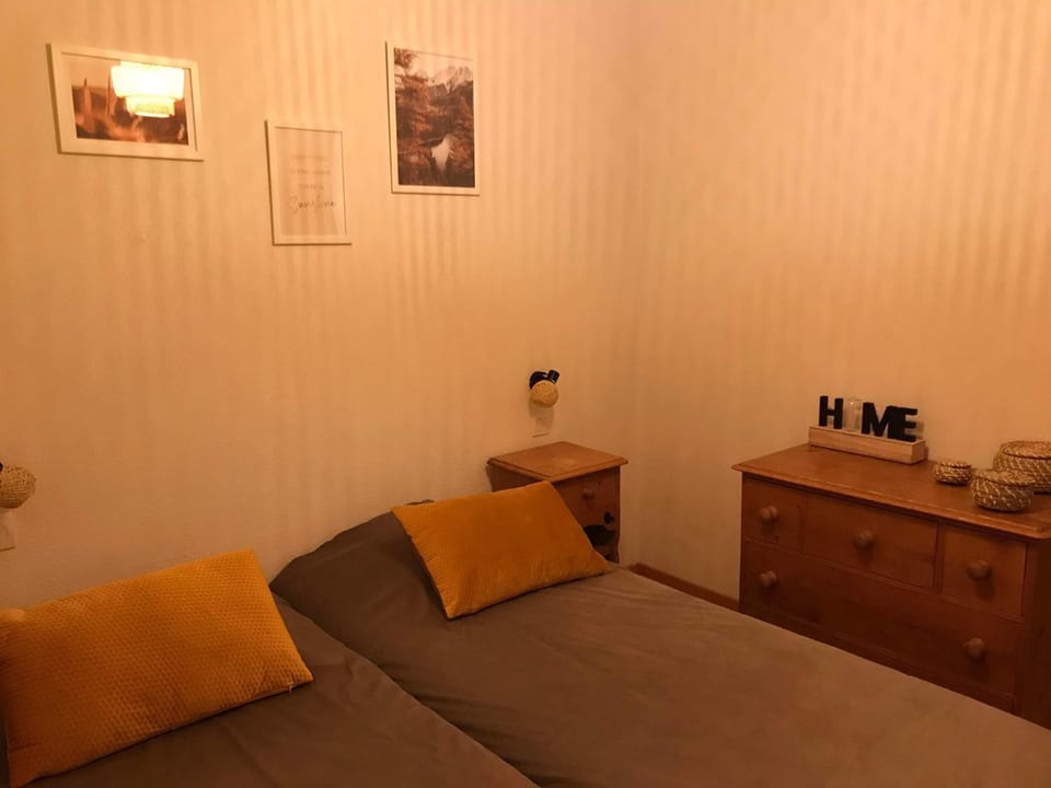 Bed, Night, Photo of the whole room, Bedroom, storage