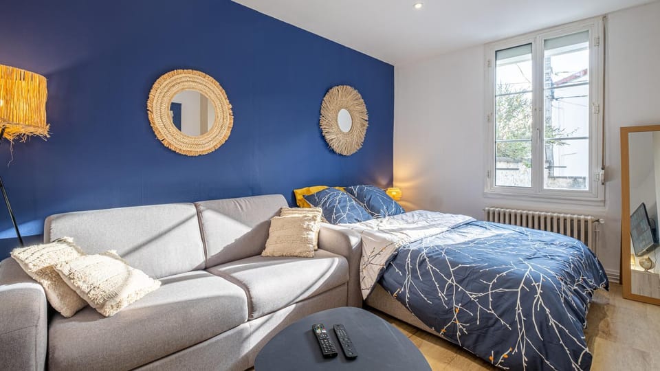 Bed, Living room, Bedroom