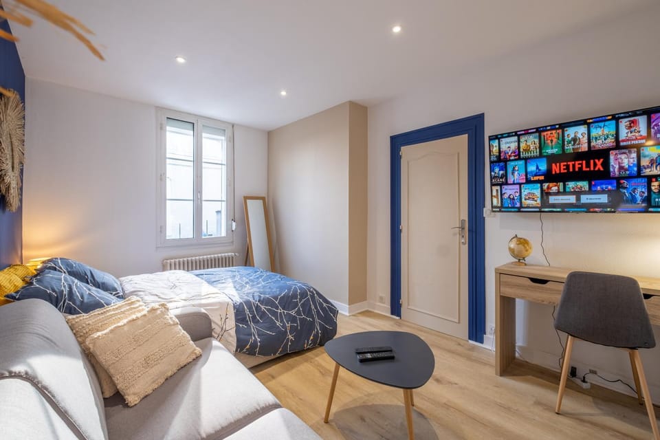 Bed, TV and multimedia, Living room, Photo of the whole room, Seating area, Bedroom, hair dresser