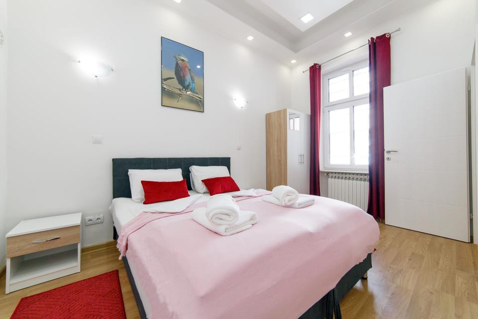 Photo of the whole room, Bedroom, towels, wardrobe