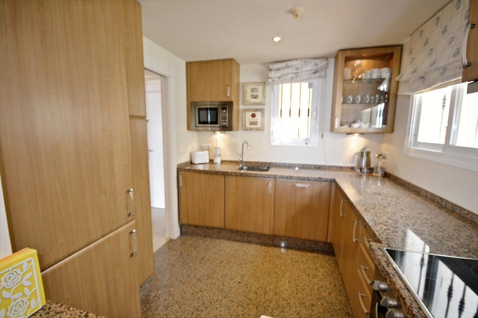 Kitchen or kitchenette, dishwasher, oven
