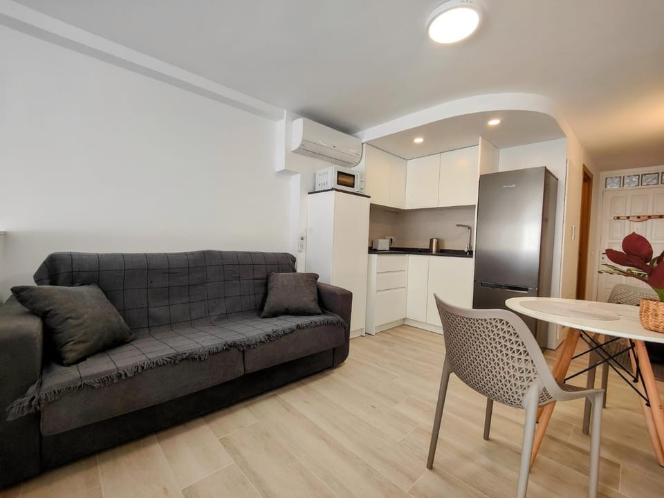 Kitchen or kitchenette, Living room, Dining area, minibar, stove