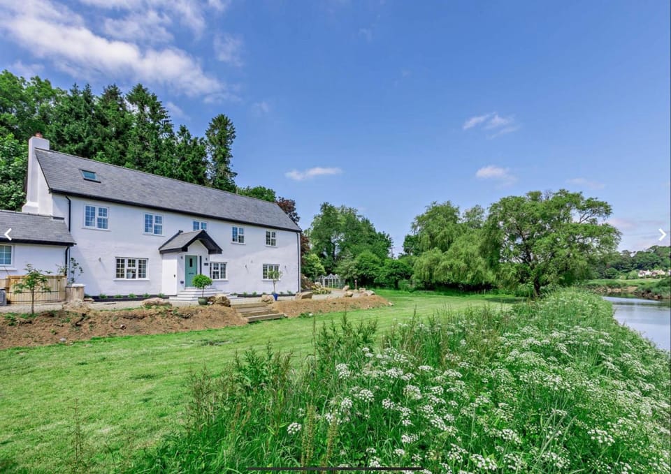 Property building, Spring, Day, Natural landscape, Garden, Garden view, Lake view, River view